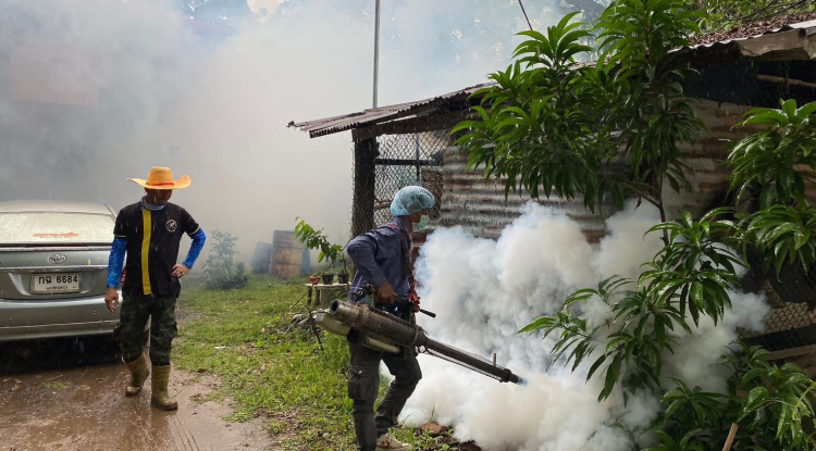 ฉีดพ่นหมอกควันควบคุมโรคไข้เลือดออก ณ บ้านวังน้ำเขียว ม.9