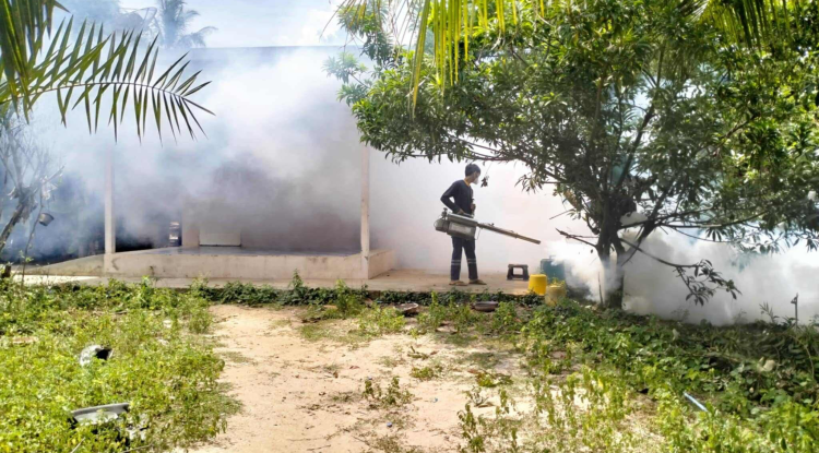 กิจกรรมฉีดพ่นหมอกควันกำจัดลูกน้ำยุงลาย  ภายในหมู่บ้านตำบลอุดมทรัพย์ 