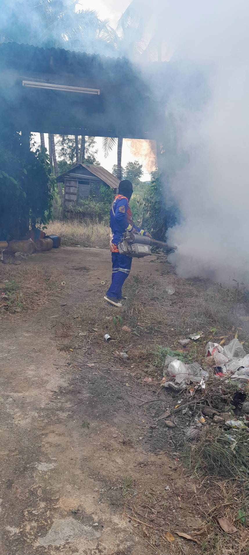 ฉีดพ่นหมอกควันกำจัดลูกน้ำยุงลาย  เพื่อป้องกันและควบคุมการระบาดของโรคไข้เลือดออก บ้านอุดมทรัพย์พัฒนา ม.17