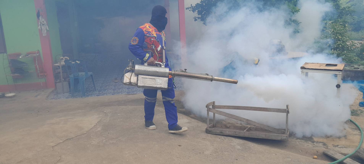 ฉีดพ่นหมอกควันกำจัดลูกน้ำยุงลาย  เพื่อป้องกันและควบคุมการระบาดของโรคไข้เลือดออก บ้านอุดมทรัพย์พัฒนา ม.17