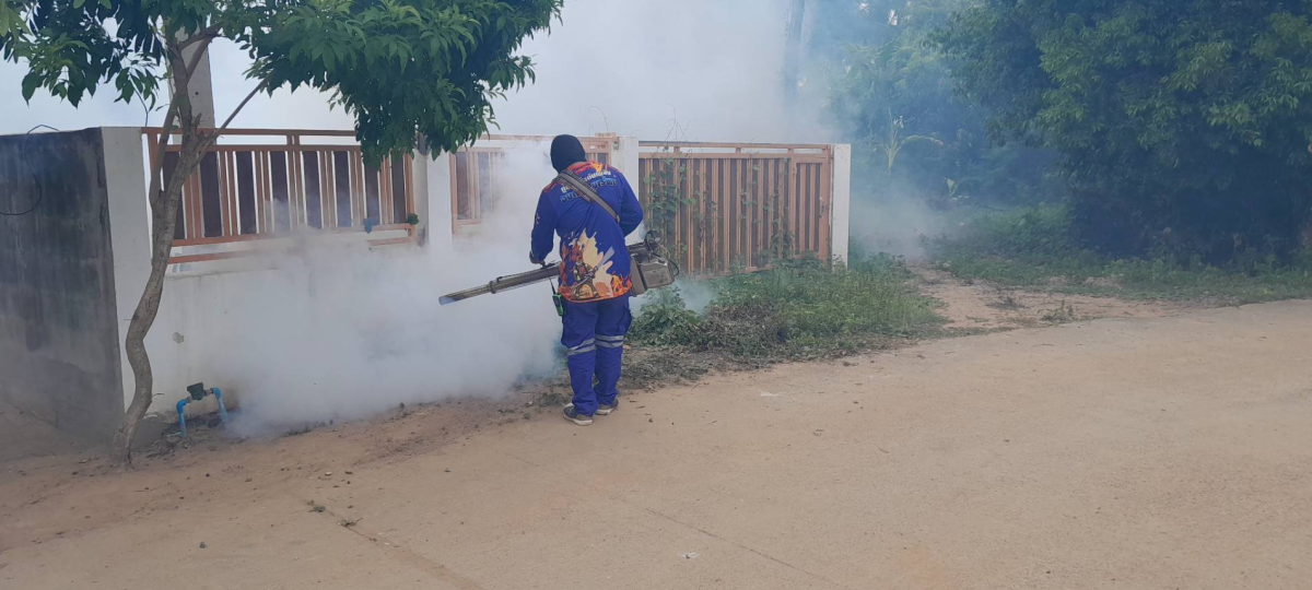 ฉีดพ่นหมอกควันกำจัดลูกน้ำยุงลาย  เพื่อป้องกันและควบคุมการระบาดของโรคไข้เลือดออก บ้านอุดมทรัพย์พัฒนา ม.17