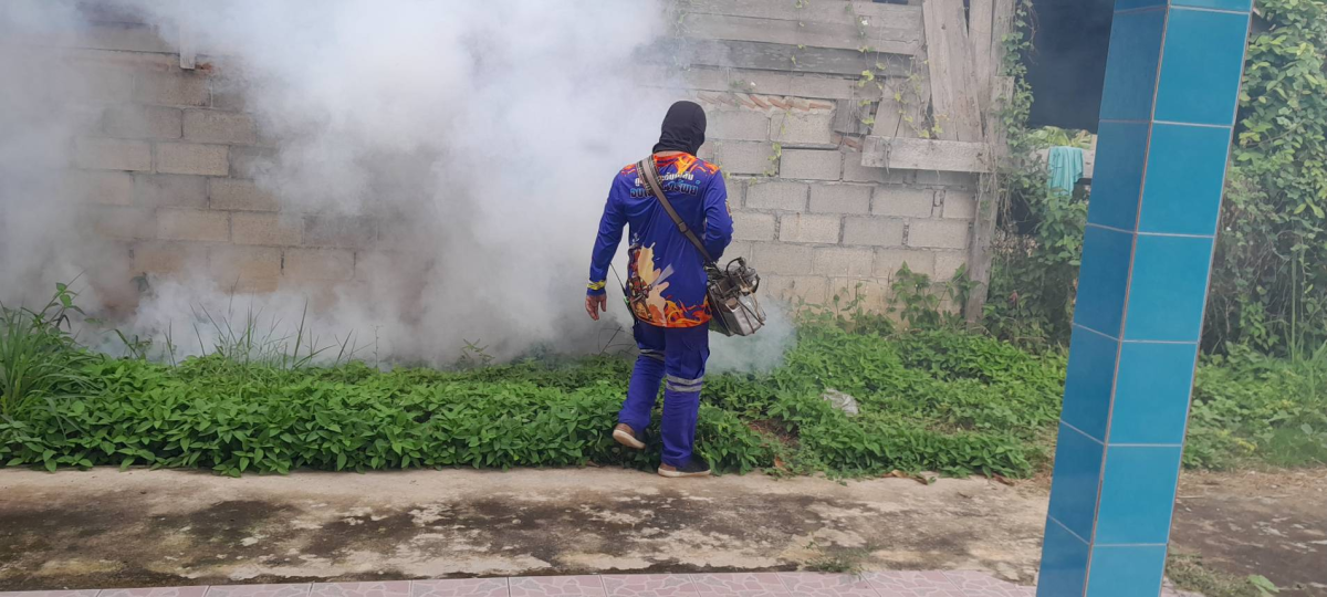 ฉีดพ่นหมอกควันกำจัดลูกน้ำยุงลาย  เพื่อป้องกันและควบคุมการระบาดของโรคไข้เลือดออก บ้านอุดมทรัพย์พัฒนา ม.17