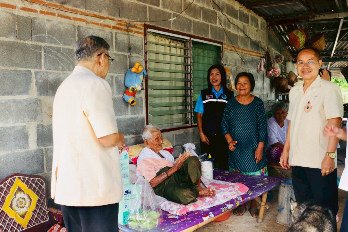พิธีมอบโล่ประกาศเกียรติคุณ และเข็มที่ระลึก ผู้มีอายุ 100 ปีขึ้นไป