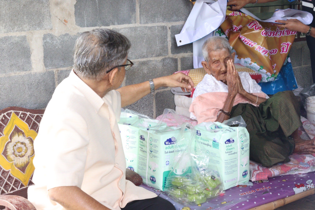 พิธีมอบโล่ประกาศเกียรติคุณ และเข็มที่ระลึก ผู้มีอายุ 100 ปีขึ้นไป