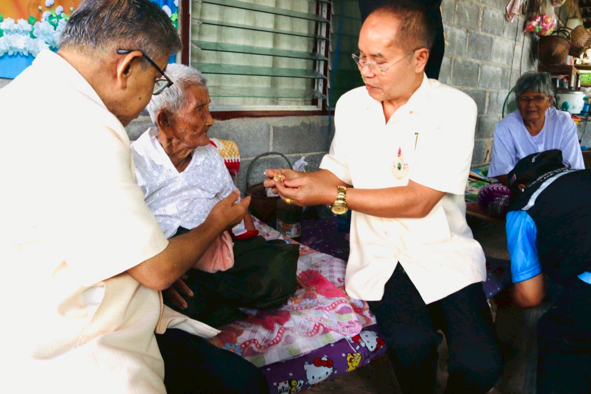 พิธีมอบโล่ประกาศเกียรติคุณ และเข็มที่ระลึก ผู้มีอายุ 100 ปีขึ้นไป