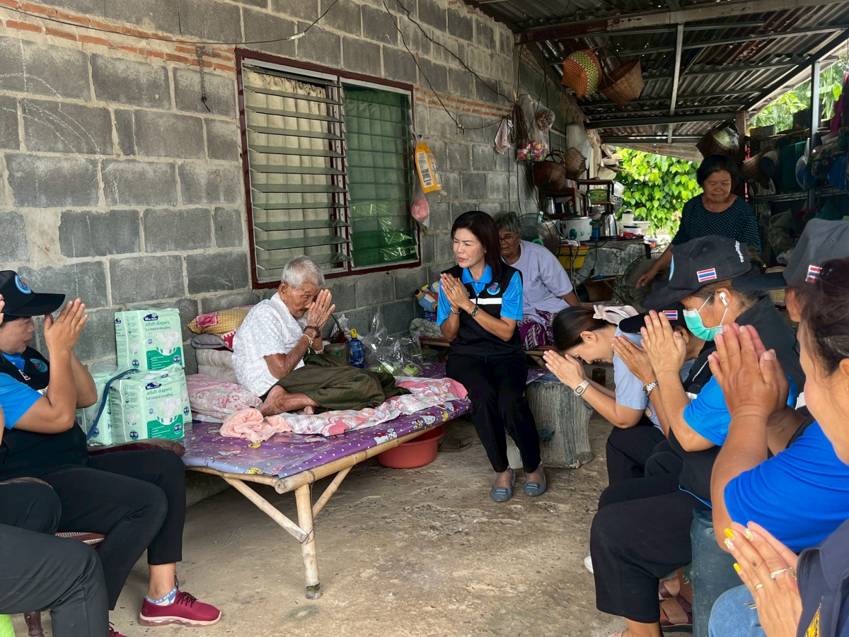 พิธีมอบโล่ประกาศเกียรติคุณ และเข็มที่ระลึก ผู้มีอายุ 100 ปีขึ้นไป