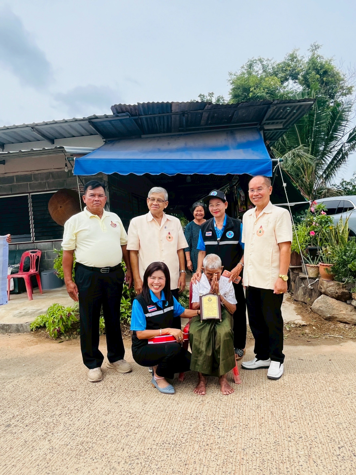 พิธีมอบโล่ประกาศเกียรติคุณ และเข็มที่ระลึก ผู้มีอายุ 100 ปีขึ้นไป