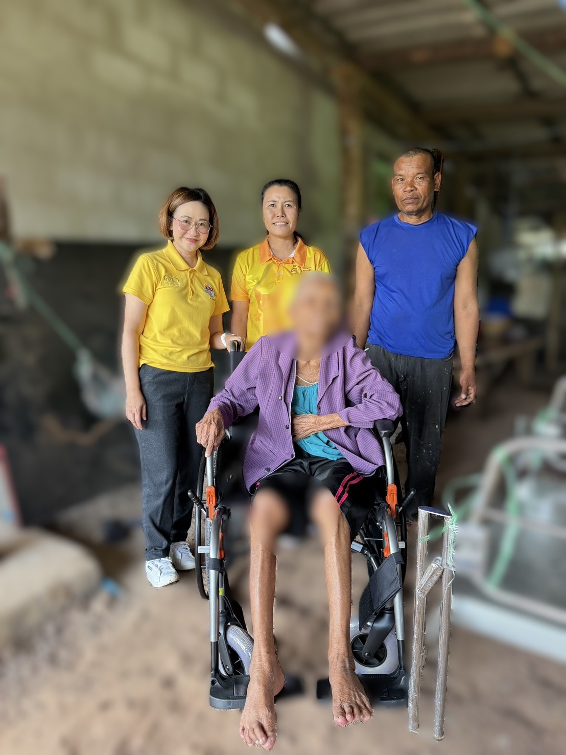 กิจกรรมมอบรถเข็นสำหรับผู้พิการ จำนวน 2 คัน ภายในพื้นที่ตำบลอุดมทรัพย์