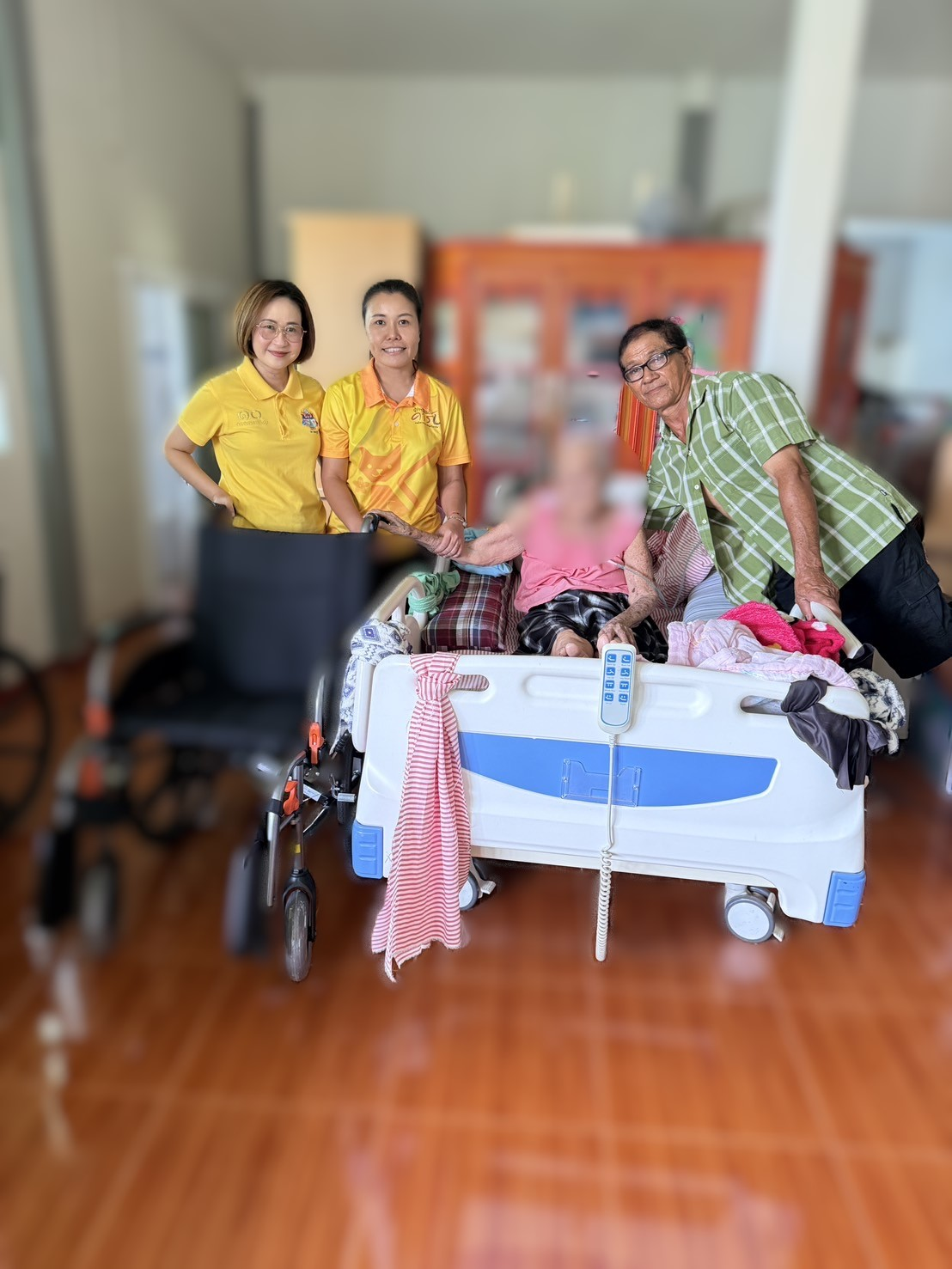 กิจกรรมมอบรถเข็นสำหรับผู้พิการ จำนวน 2 คัน ภายในพื้นที่ตำบลอุดมทรัพย์