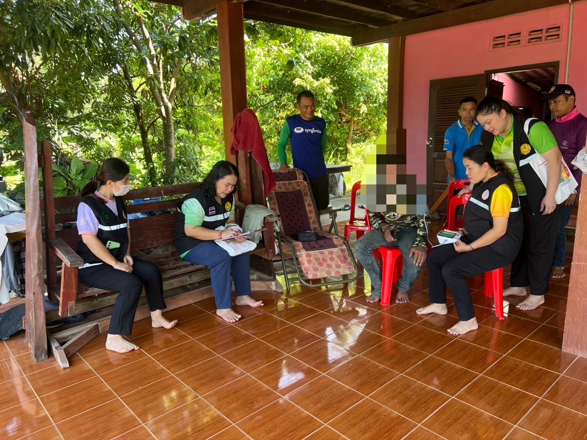 ลงพื้นที่ดำเนินการช่วยเหลือด้านสาธารณสุขและสุขภาพ ภายในตำบลอุดมทรัพย์ โดยศูนย์ฟื้นฟูสภาพทางสังคม