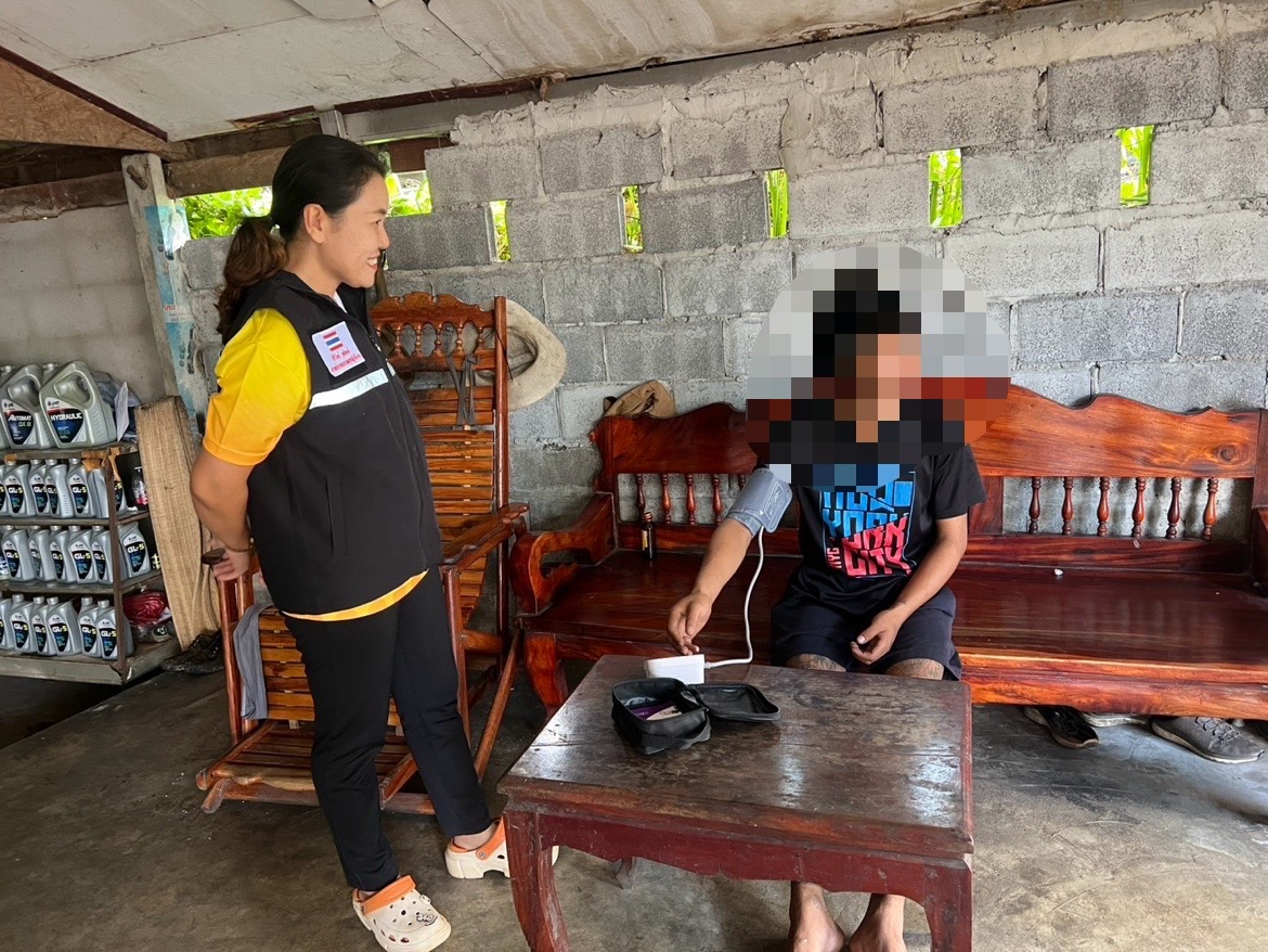 ลงพื้นที่ดำเนินการช่วยเหลือด้านสาธารณสุขและสุขภาพ ภายในตำบลอุดมทรัพย์ โดยศูนย์ฟื้นฟูสภาพทางสังคม