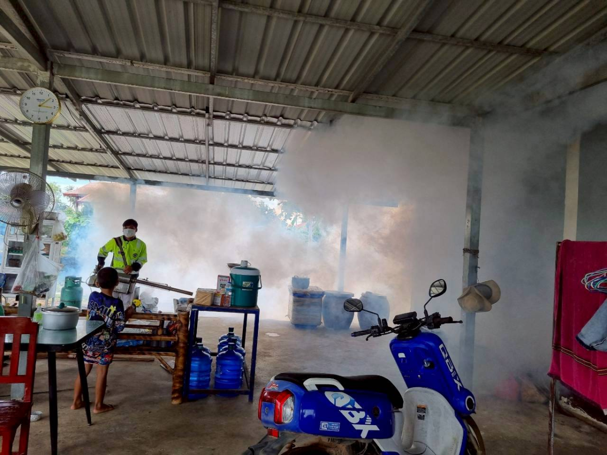 กิจกรรมฉีดพ่นหมอกควันกำจัดลูกน้ำยุงลาย  บริเวณภายในหมู่บ้านโนนงิ้ว