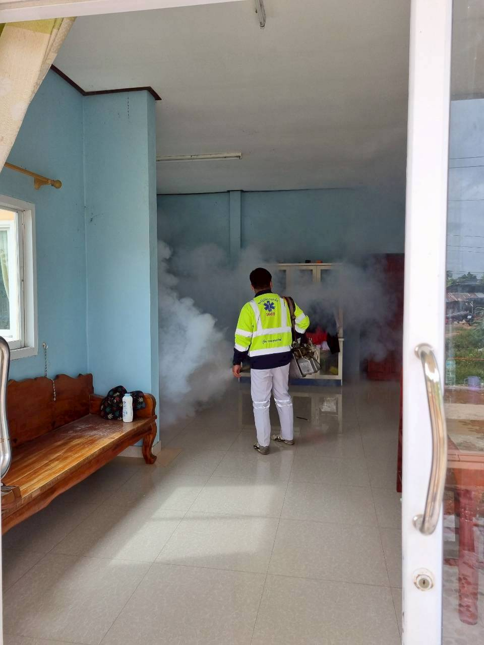 กิจกรรมฉีดพ่นหมอกควันกำจัดลูกน้ำยุงลาย  บริเวณภายในหมู่บ้านโนนงิ้ว