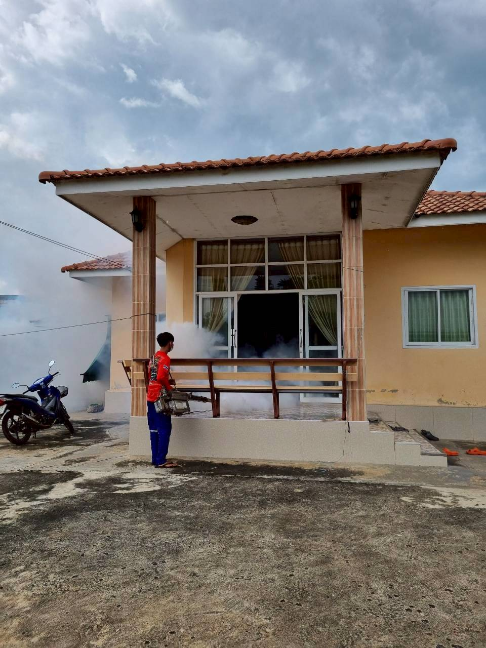 กิจกรรมฉีดพ่นหมอกควันกำจัดลูกน้ำยุงลาย  บริเวณภายในหมู่บ้านโนนงิ้ว