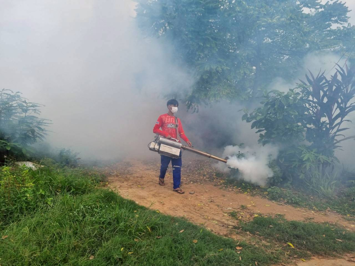 กิจกรรมฉีดพ่นหมอกควันกำจัดลูกน้ำยุงลาย  บริเวณภายในหมู่บ้านโนนงิ้ว