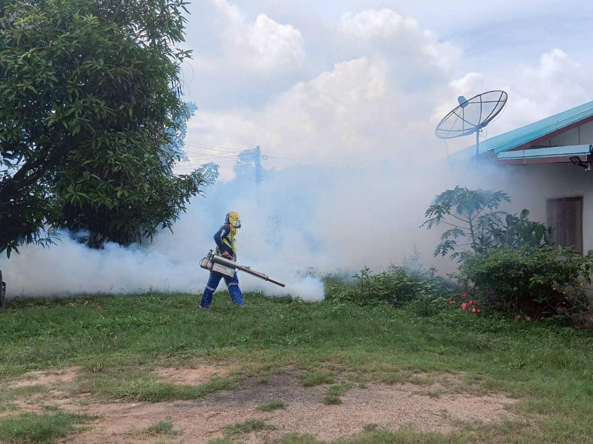 กิจกรรมฉีดพ่นหมอกควันกำจัดลูกน้ำยุงลาย  บริเวณภายในหมู่บ้านตะกุดรัง หมู่ที่ 4
