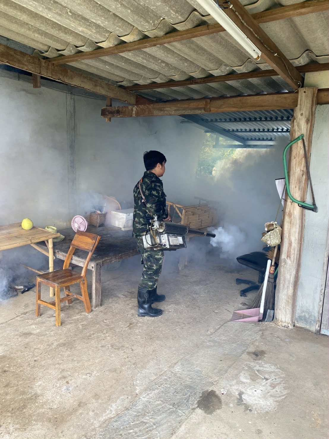 กิจกรรมฉีดพ่นหมอกควันกำจัดลูกน้ำยุงลาย  บริเวณภายในหมู่บ้านตะกุดรัง ม.4