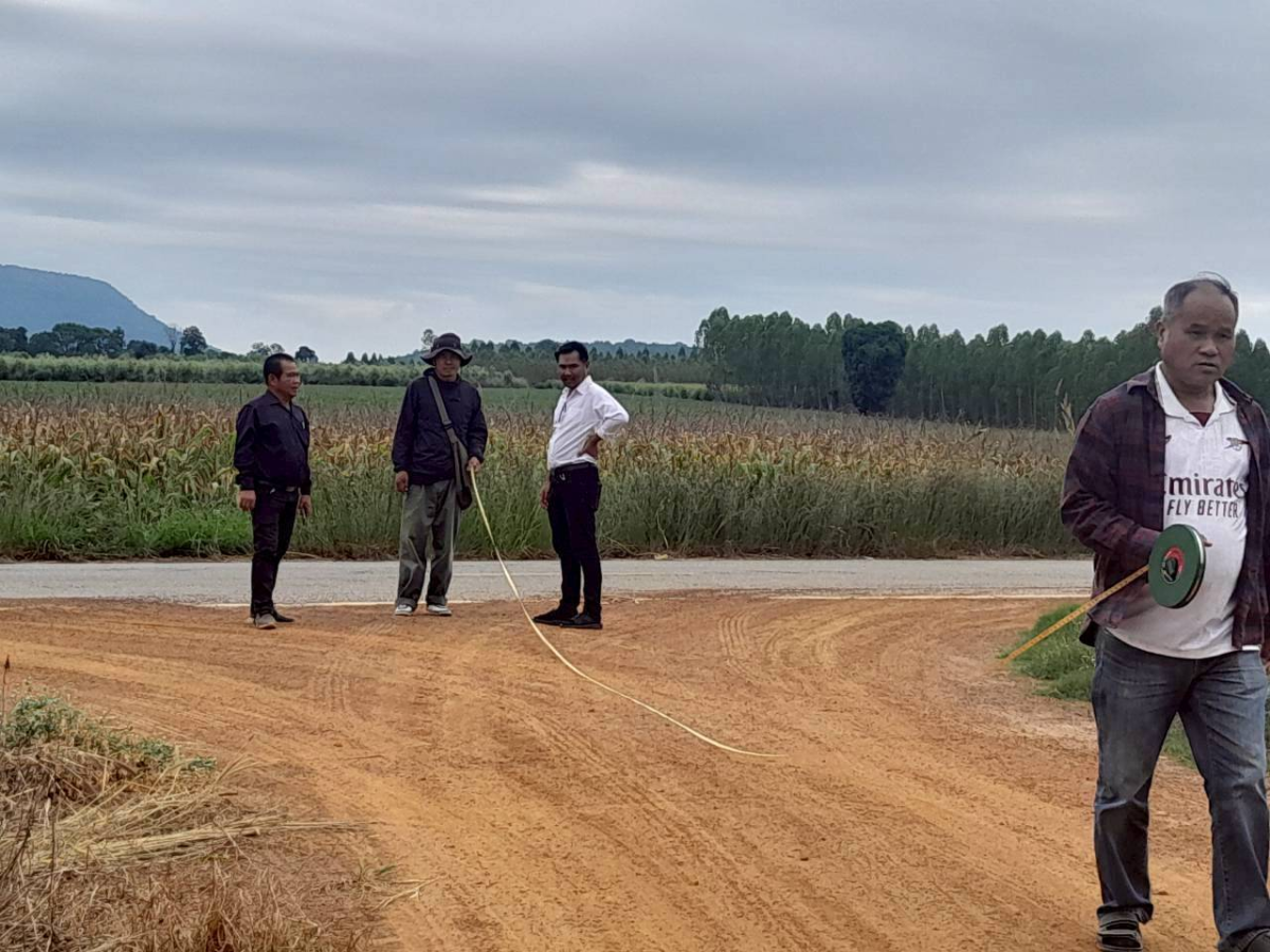 สำรวจพื้นที่ก่อสร้างถนนคอนกรีตเสริมเหล็ก ถนนหนองข้าวเหนียว บ้านโนนเหลื่อม-บ้านหัวเขาทอง หมู่ที่ 2