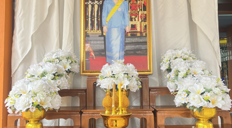 จัดโต๊ะหมู่บูชาประดิษฐานพระฉายาลักษณ์และดำเนินการลดธงครึ่งเสา เพื่อแสดงความไว้อาลัยและไว้ทุกข์ ต่อการสวรรคต ของ สมเด็จพระนางเจ้าสิริกิติ์ พระบรมราชินีนาถ พระบรมราชชนนีพันปีหลวง