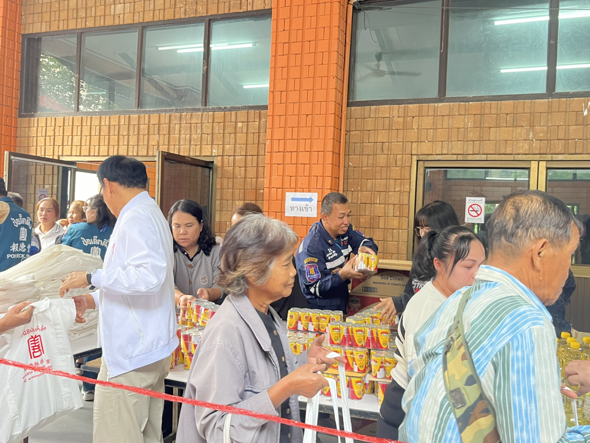 กิจกรรมมอบผ้าห่มกันหนาว พร้อมแจกจ่ายเครื่องอุปโภคบริโภค ให้กับประชาชนในตำบลอุดมทรัพย์