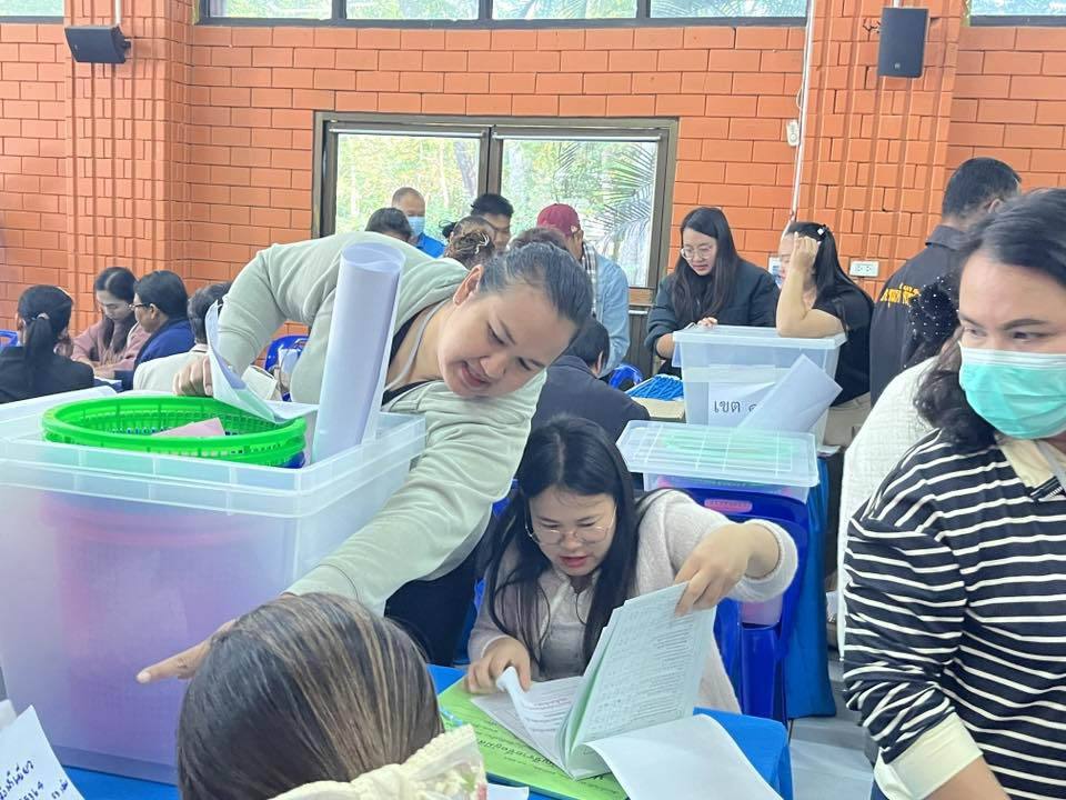 องค์การบริหารส่วนตำบลอุดมทรัพย์ ทำการส่งมอบหีบบัตรเลือกตั้ง และวัสดุอุปกรณ์ในการเลือกตั้ง ให้กับคณะกรรมการประจำหน่วยเลือกตั้ง ในเขตพื้นที่ตำบลอุดมทรัพย์