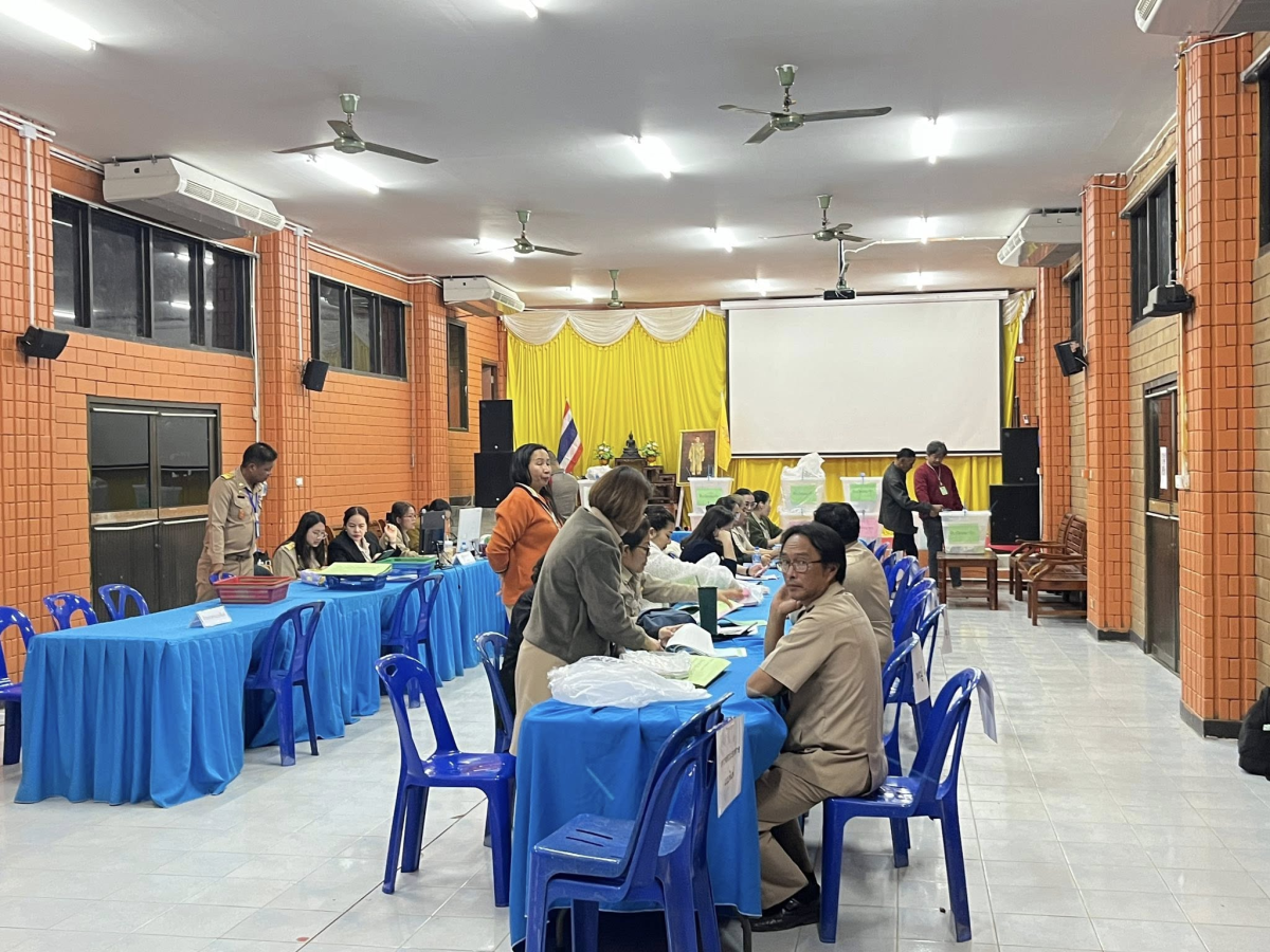 ประมวลภาพบรรยากาศการส่งมอบหีบบัตรหลังการลงคะแนนเสียงเลือกตั้งสมาชิกสภาและนายกองค์การบริหารส่วนตำบลอุดมทรัพย์