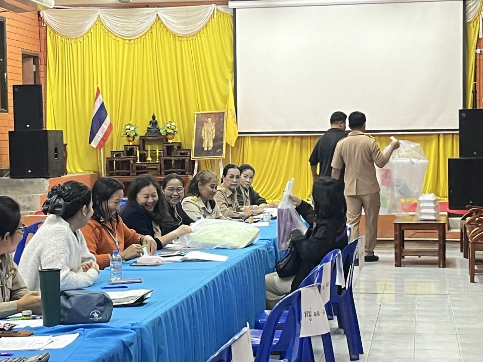 ประมวลภาพบรรยากาศการส่งมอบหีบบัตรหลังการลงคะแนนเสียงเลือกตั้งสมาชิกสภาและนายกองค์การบริหารส่วนตำบลอุดมทรัพย์