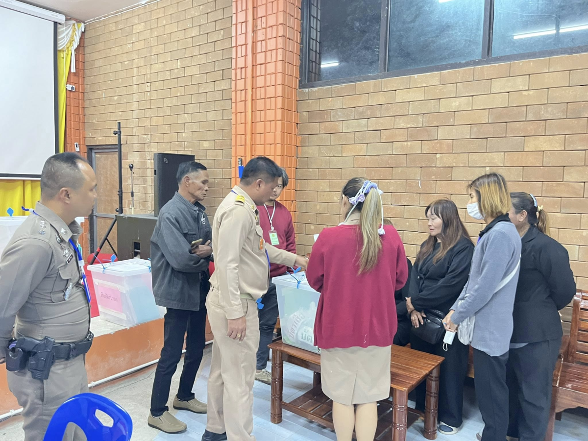 ประมวลภาพบรรยากาศการส่งมอบหีบบัตรหลังการลงคะแนนเสียงเลือกตั้งสมาชิกสภาและนายกองค์การบริหารส่วนตำบลอุดมทรัพย์