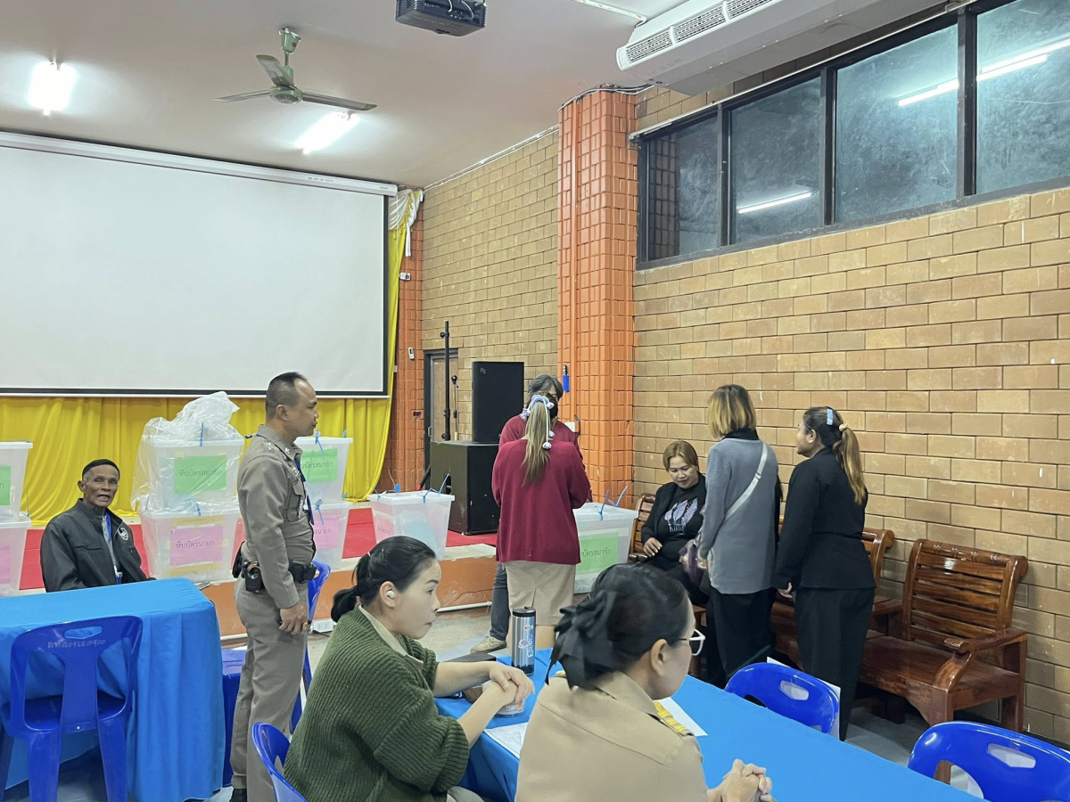 ประมวลภาพบรรยากาศการส่งมอบหีบบัตรหลังการลงคะแนนเสียงเลือกตั้งสมาชิกสภาและนายกองค์การบริหารส่วนตำบลอุดมทรัพย์