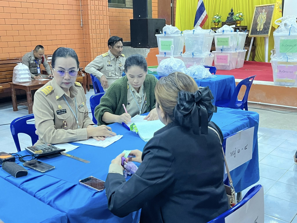 ประมวลภาพบรรยากาศการส่งมอบหีบบัตรหลังการลงคะแนนเสียงเลือกตั้งสมาชิกสภาและนายกองค์การบริหารส่วนตำบลอุดมทรัพย์