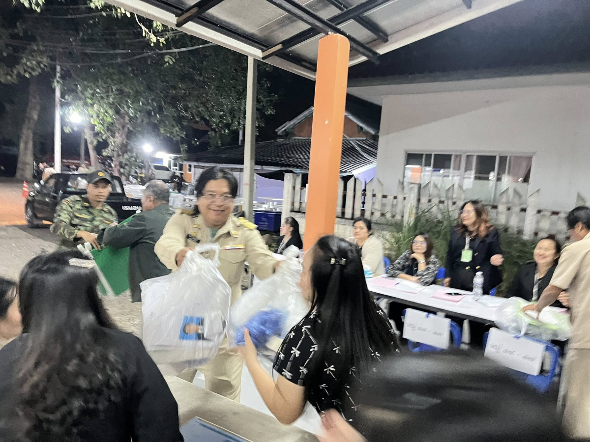 ประมวลภาพบรรยากาศการส่งมอบหีบบัตรหลังการลงคะแนนเสียงเลือกตั้งสมาชิกสภาและนายกองค์การบริหารส่วนตำบลอุดมทรัพย์
