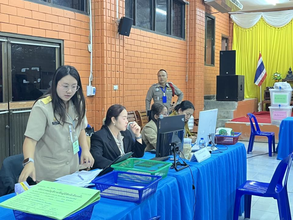 ประมวลภาพบรรยากาศการส่งมอบหีบบัตรหลังการลงคะแนนเสียงเลือกตั้งสมาชิกสภาและนายกองค์การบริหารส่วนตำบลอุดมทรัพย์