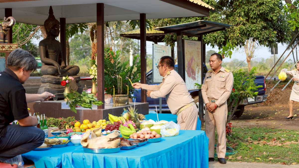 พิธีไหว้สักการะพระพุธรูปและศาลพระภูมิเจ้าที่ เพื่อความเป็นสิริมงคลก่อนปฏิบัติหน้าที่ 