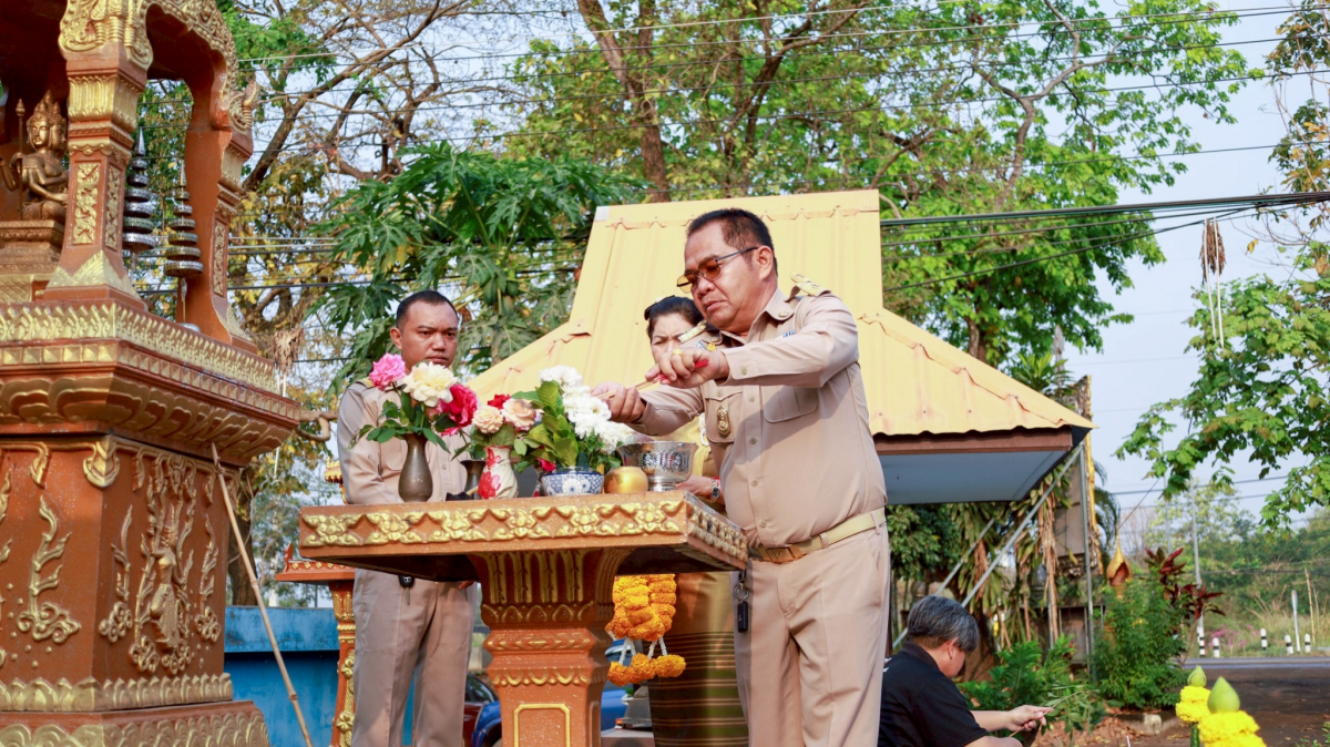 พิธีไหว้สักการะพระพุธรูปและศาลพระภูมิเจ้าที่ เพื่อความเป็นสิริมงคลก่อนปฏิบัติหน้าที่ 
