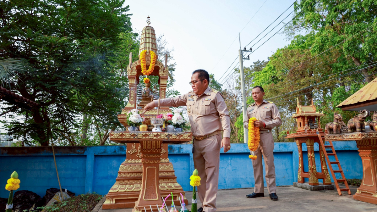 พิธีไหว้สักการะพระพุธรูปและศาลพระภูมิเจ้าที่ เพื่อความเป็นสิริมงคลก่อนปฏิบัติหน้าที่ 