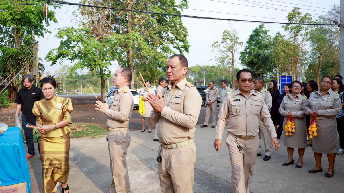 พิธีไหว้สักการะพระพุธรูปและศาลพระภูมิเจ้าที่ เพื่อความเป็นสิริมงคลก่อนปฏิบัติหน้าที่ 