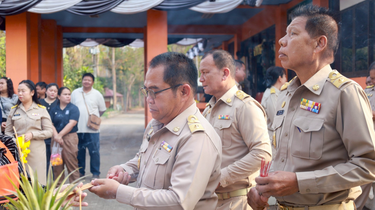พิธีไหว้สักการะพระพุธรูปและศาลพระภูมิเจ้าที่ เพื่อความเป็นสิริมงคลก่อนปฏิบัติหน้าที่ 