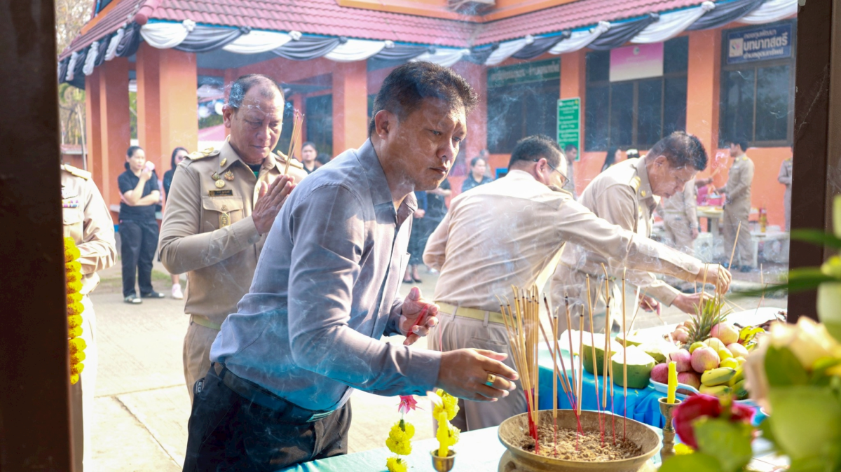 พิธีไหว้สักการะพระพุธรูปและศาลพระภูมิเจ้าที่ เพื่อความเป็นสิริมงคลก่อนปฏิบัติหน้าที่ 