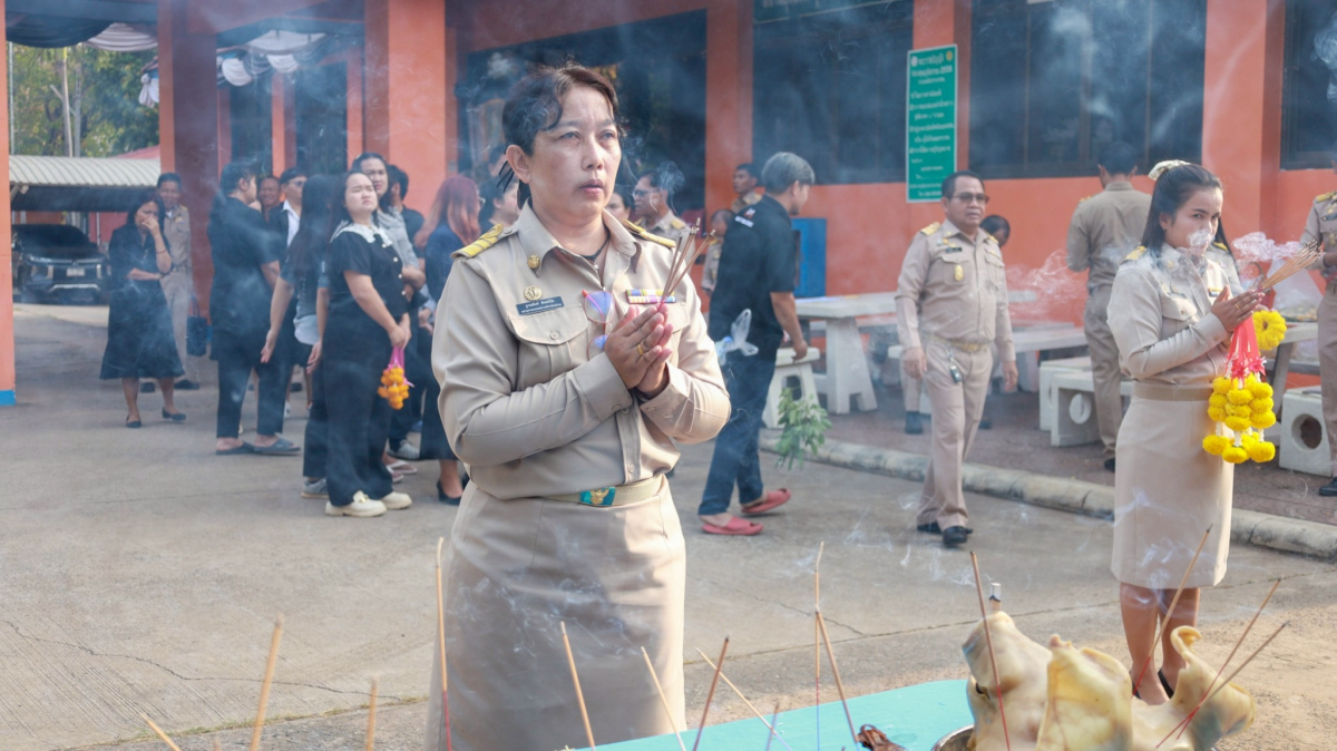 พิธีไหว้สักการะพระพุธรูปและศาลพระภูมิเจ้าที่ เพื่อความเป็นสิริมงคลก่อนปฏิบัติหน้าที่ 