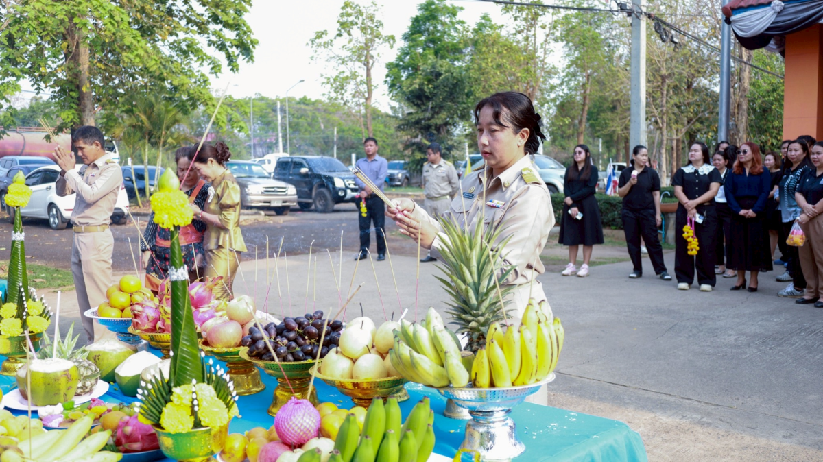 พิธีไหว้สักการะพระพุธรูปและศาลพระภูมิเจ้าที่ เพื่อความเป็นสิริมงคลก่อนปฏิบัติหน้าที่ 