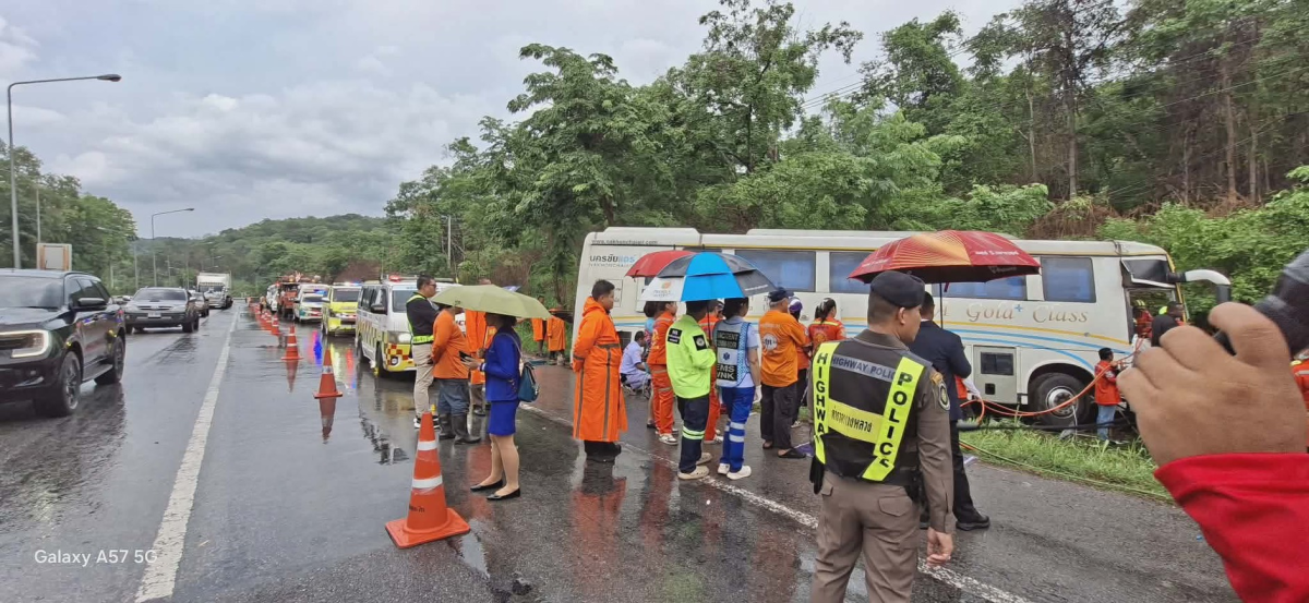 อบต.อุดมทรัพย์ เข้าระงับเหตุและช่วยเหลือผู้ประสบภัยกรณีอุบัติเหตุรถบบรทุกเสียหลักตกข้างทาง