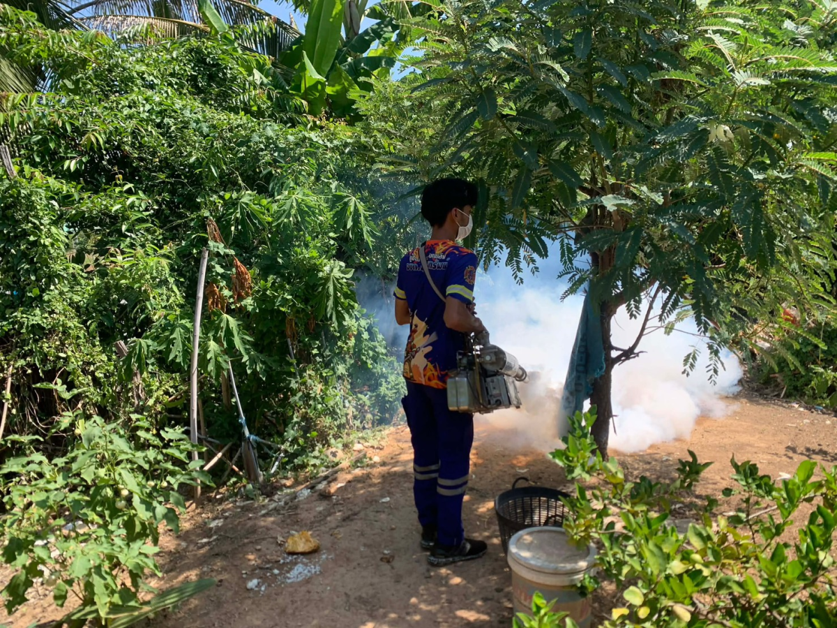 กิจกรรมฉีดพ่นหมอกควันกำจัดลูกน้ำยุงลาย  บริเวณภายในหมู่บ้านบะด่าน ม.5